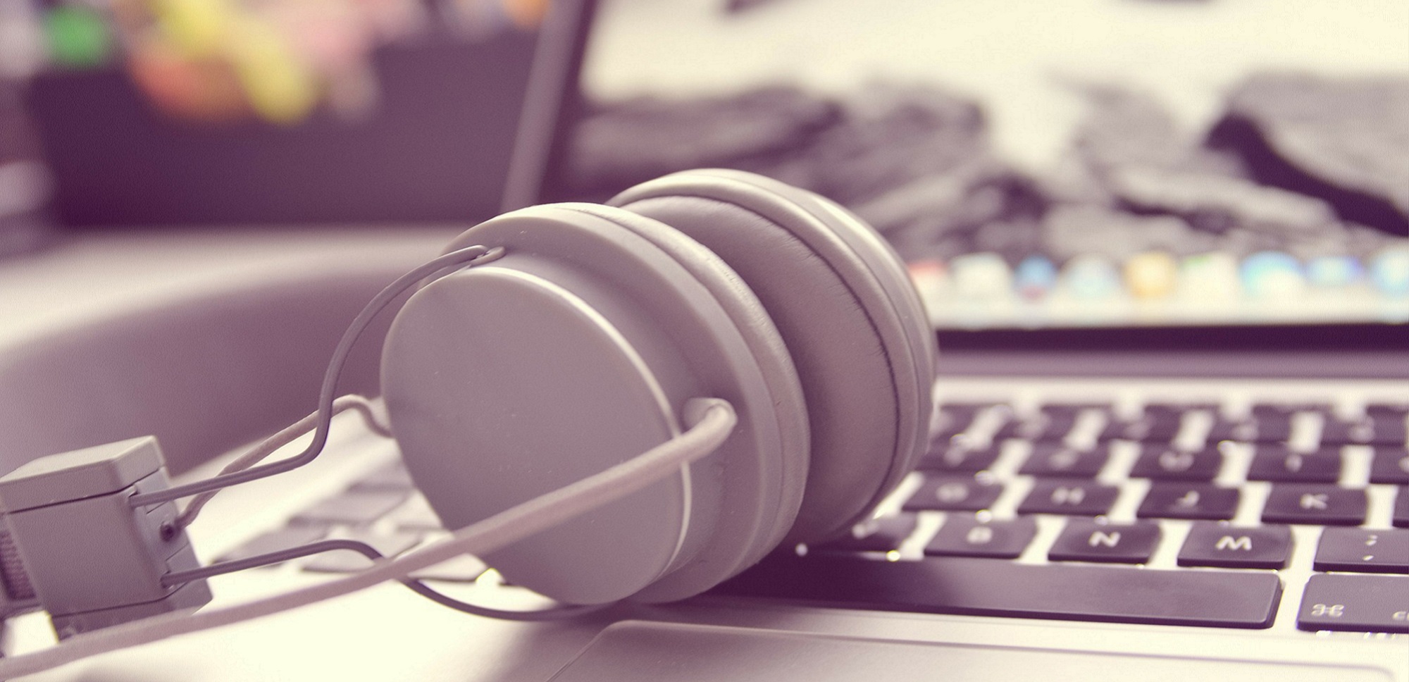 Interpretariato-da-remoto-sfondo interpretariato-da-remoto-sfondo